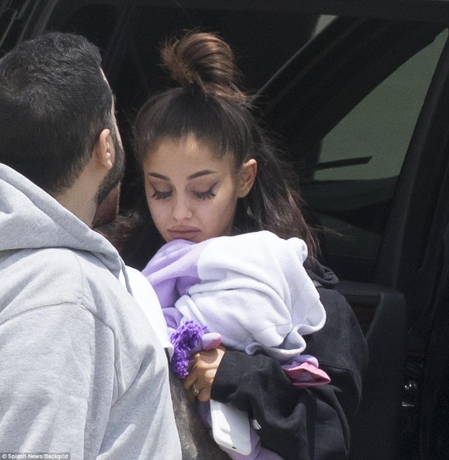 Ariana Grande tiều tụy khi xuất hiện sau vụ đánh bom tại Manchester - Ảnh 2.