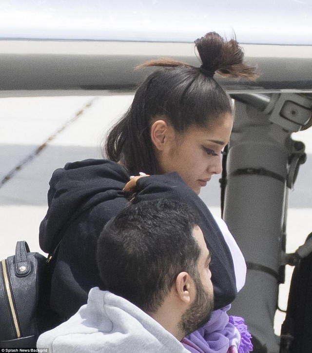 Ariana Grande tiều tụy khi xuất hiện sau vụ đánh bom tại Manchester - Ảnh 1.