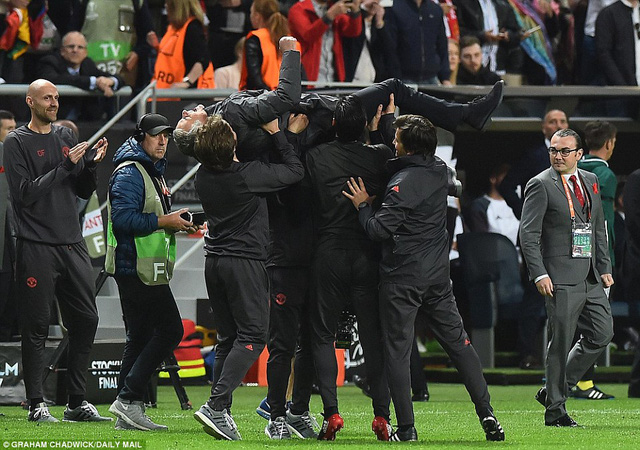 Ảnh: Man Utd đánh bại Ajax trong trận chung kết Europa League 2017 để đăng quang ngôi vô địch - Ảnh 9.