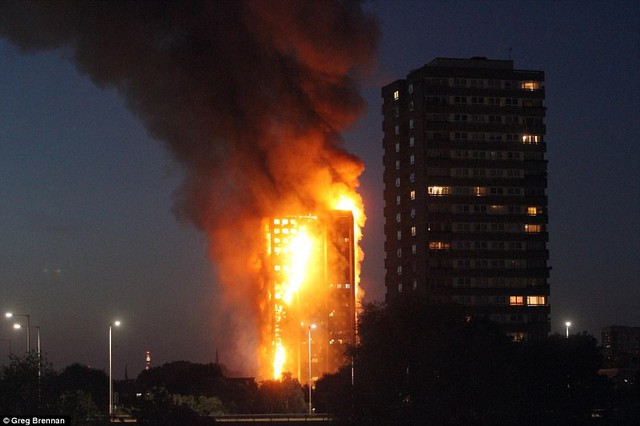 Kinh hoàng hiện trường vụ cháy tòa tháp tại London - Ảnh 2.