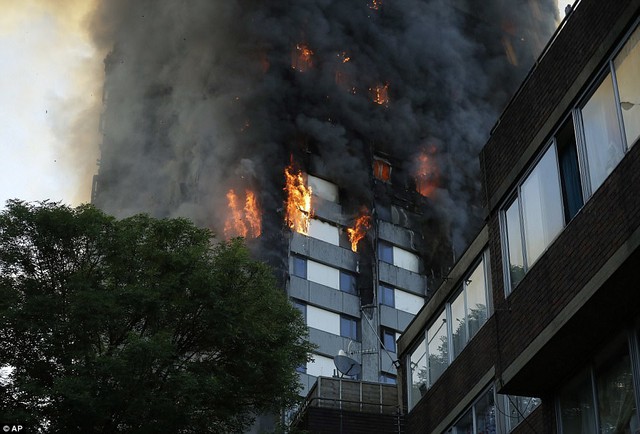 Kinh hoàng hiện trường vụ cháy tòa tháp tại London - Ảnh 1.