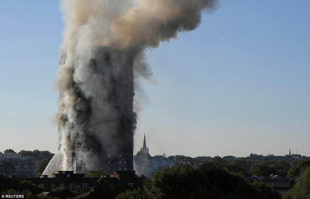 Kinh hoàng hiện trường vụ cháy tòa tháp tại London - Ảnh 6.