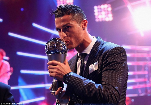 Ronaldo, Messi tay bắt mặt mừng tại Lễ trao giải FIFA The Best 2017 - Ảnh 10.