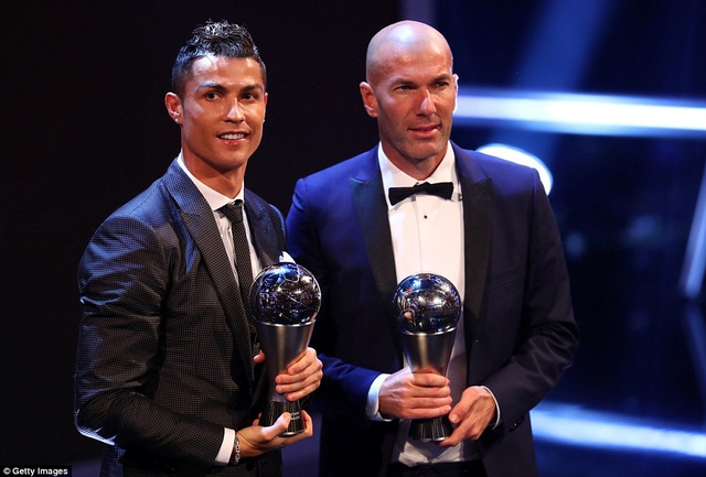 Ronaldo, Messi tay bắt mặt mừng tại Lễ trao giải FIFA The Best 2017 - Ảnh 11.