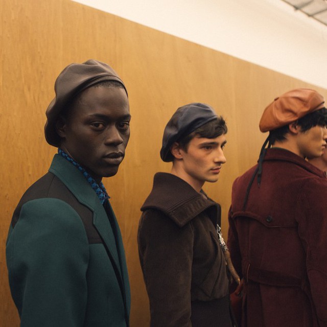Prada làm sống lại vẻ đẹp của thời trang thập niên 70 - Ảnh 7.
