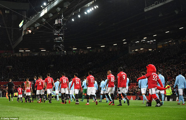 ẢNH: Những khoảnh khắc ấn tượng trận derby Manchester, Man Utd 1-2 Man City - Ảnh 3.