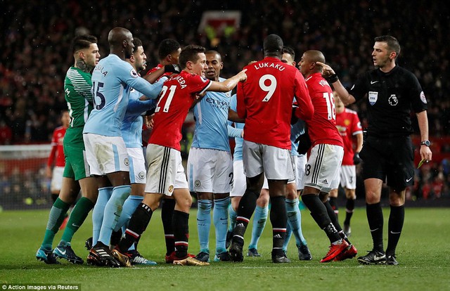 ẢNH: Những khoảnh khắc ấn tượng trận derby Manchester, Man Utd 1-2 Man City - Ảnh 10.