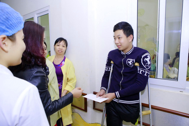 220 triệu đồng từ liveshow Trần Lập - Hẹn gặp lại được trao cho bệnh nhi ung thư - Ảnh 12.