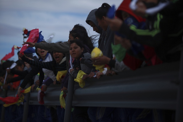 Mexico: “Bức tường người” phản đối kế hoạch xây tường biên giới của Mỹ - Ảnh 1.