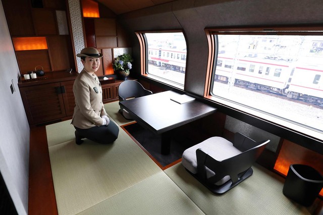 Thưởng thức siêu dịch vụ trên chuyến tàu siêu sang ở Nhật Bản - Ảnh 1.