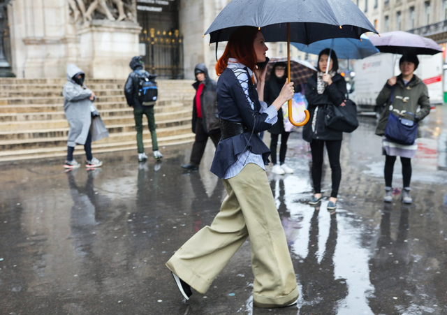Mặc mưa rét, các tín đồ thời trang vẫn đua nhau khoe dáng ở Paris - Ảnh 1.