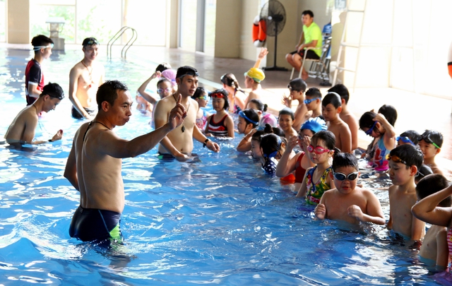Lớp dạy bơi và phòng chống đuối nước miễn phí cho trẻ em ở Hà Nội  - Ảnh 1.
