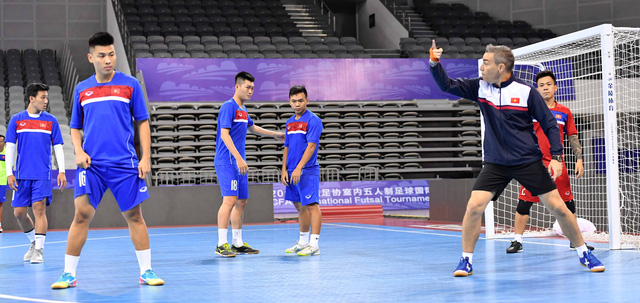 ẢNH: ĐT futsal Việt Nam đã có buổi tập đầu tiên tại Trung Quốc - Ảnh 11.