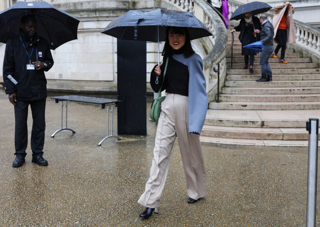 Mặc mưa rét, các tín đồ thời trang vẫn đua nhau khoe dáng ở Paris - Ảnh 2.