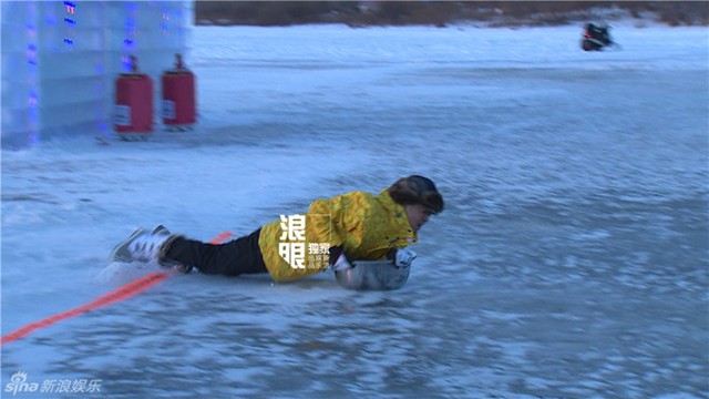 Lâm Chí Dĩnh gặp tai nạn trên sân băng - Ảnh 1.