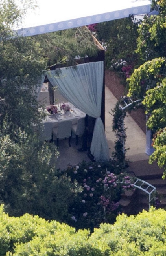 Lộ những bức ảnh đầu tiên về đám cưới bí mật của Miranda Kerr - Ảnh 1.