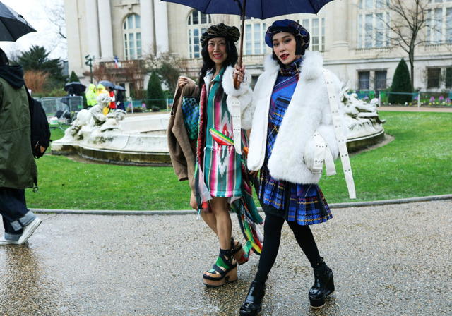 Mặc mưa rét, các tín đồ thời trang vẫn đua nhau khoe dáng ở Paris - Ảnh 7.