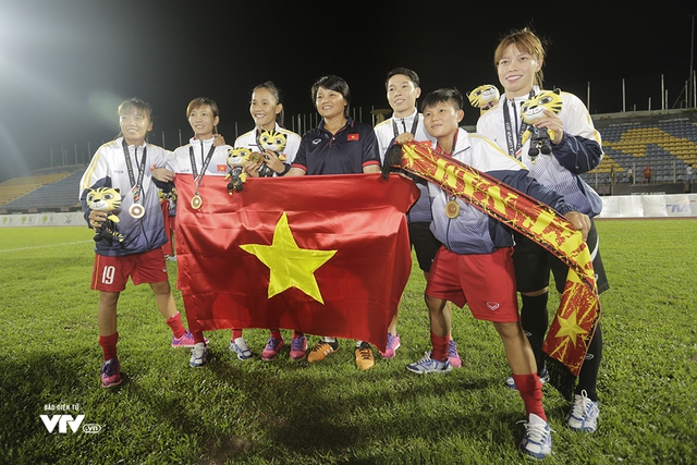 Vỡ oà niềm vui ngày ĐT nữ Việt Nam giành HCV SEA Games 29 - Ảnh 7.