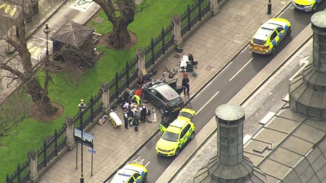 Những hình ảnh kinh hoàng từ hiện trường vụ khủng bố tại London, Anh - Ảnh 9.