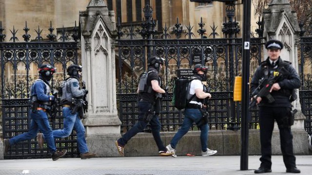 Những hình ảnh kinh hoàng từ hiện trường vụ khủng bố tại London, Anh - Ảnh 1.