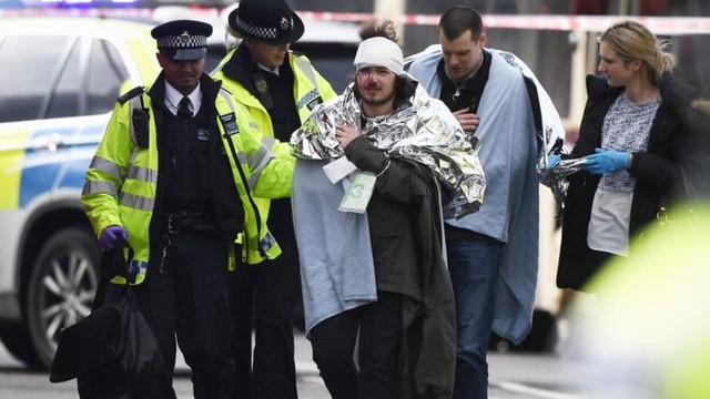 Những hình ảnh kinh hoàng từ hiện trường vụ khủng bố tại London, Anh - Ảnh 10.
