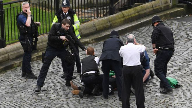 Những hình ảnh kinh hoàng từ hiện trường vụ khủng bố tại London, Anh - Ảnh 5.