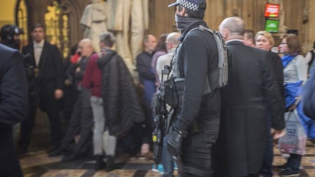 Những hình ảnh kinh hoàng từ hiện trường vụ khủng bố tại London, Anh - Ảnh 8.