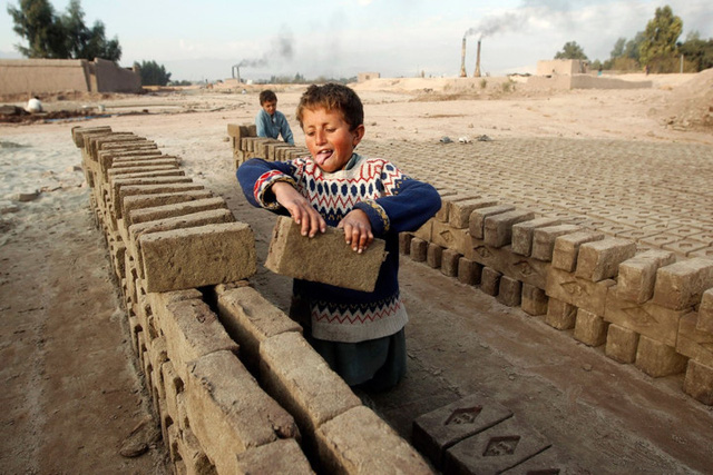 Xót xa hình ảnh trẻ em lao động vất vả trên thế giới - Ảnh 12.