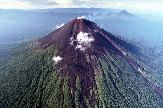 Những ngọn núi lửa nguy hiểm nhất thế giới - Ảnh 13.