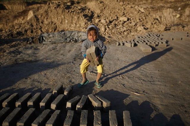 Xót xa hình ảnh trẻ em lao động vất vả trên thế giới - Ảnh 15.