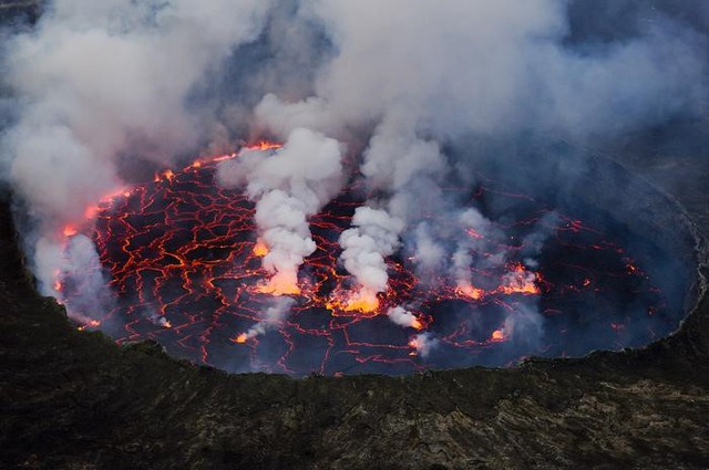 Những ngọn núi lửa nguy hiểm nhất thế giới - Ảnh 15.