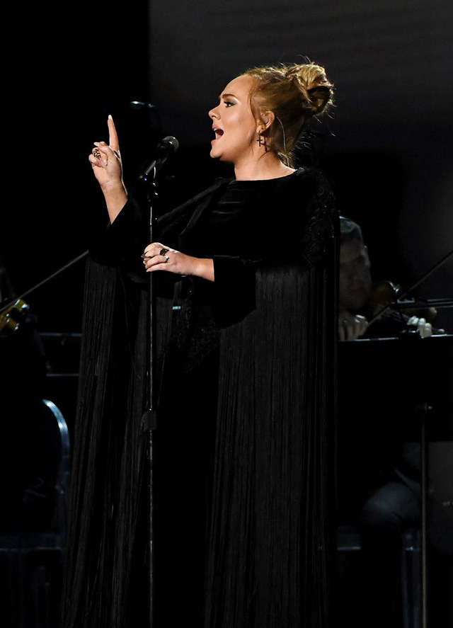 Ngừng diễn vì sự cố âm thanh, Adele được ca ngợi - Ảnh 1.