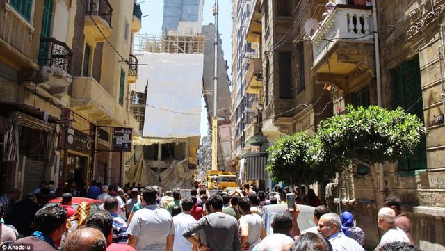 Ai Cập: Sơ tán tòa nhà 13 tầng bị đổ nghiêng - Ảnh 2.