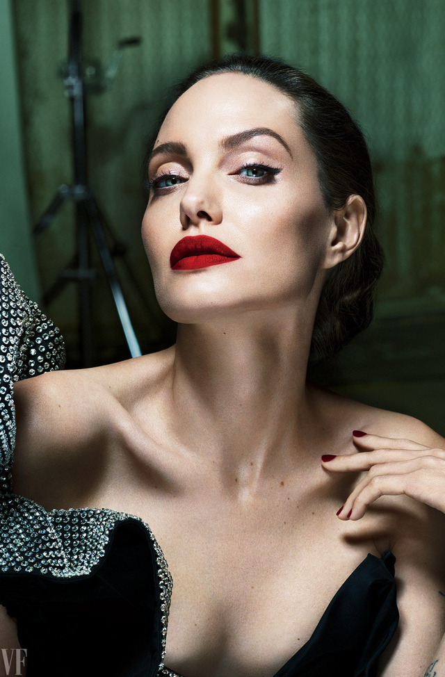 Angelina Jolie vẫn đau buồn sau gần 1 năm chia tay Brad Pitt - Ảnh 6.