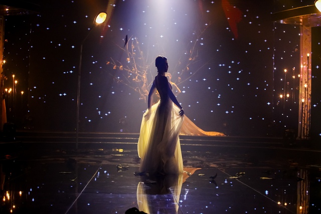 Thí sinh Vietnams Next Top Model diện váy cưới trong màn trình diễn đặc biệt - Ảnh 4.