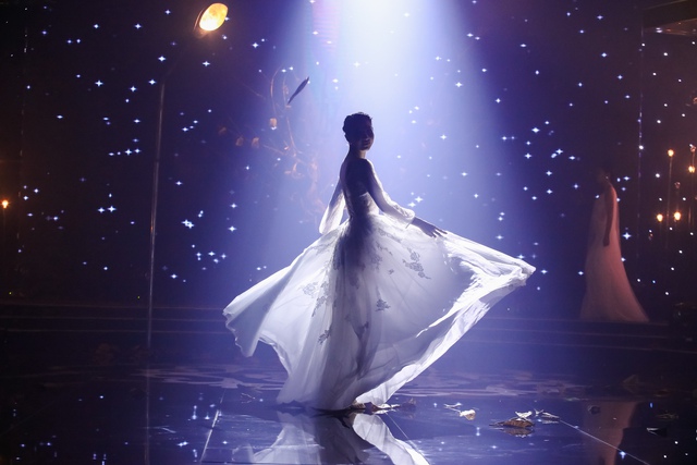 Thí sinh Vietnams Next Top Model diện váy cưới trong màn trình diễn đặc biệt - Ảnh 9.