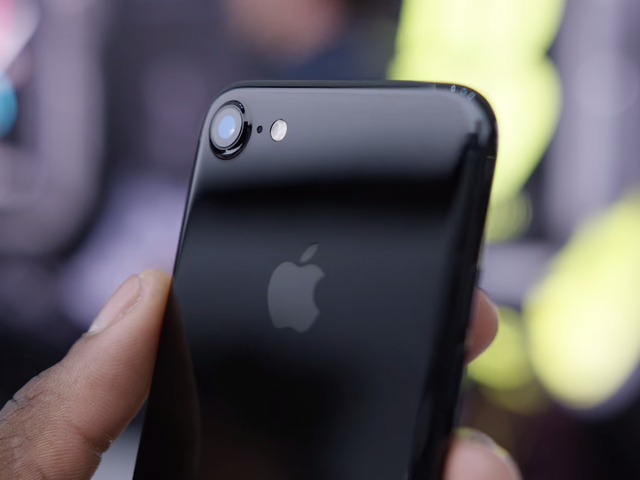 Ra mắt iPhone X, Apple “khai tử” iPhone 7/7 Plus màu đỏ - Ảnh 2.