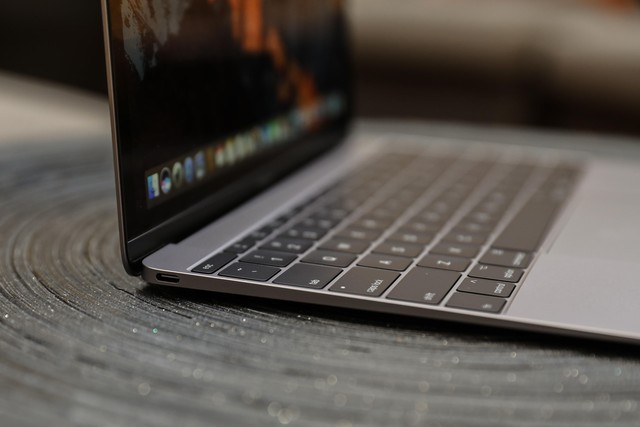 Không chỉ iPhone, MacBook cũng đang bán chạy như tôm tươi - Ảnh 1.