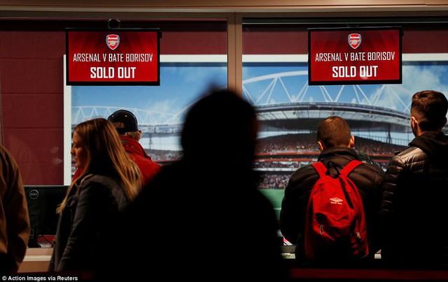 Lượng fan tới Emirates thấp kỷ lục ngày Arsenal đại thắng - Ảnh 1.