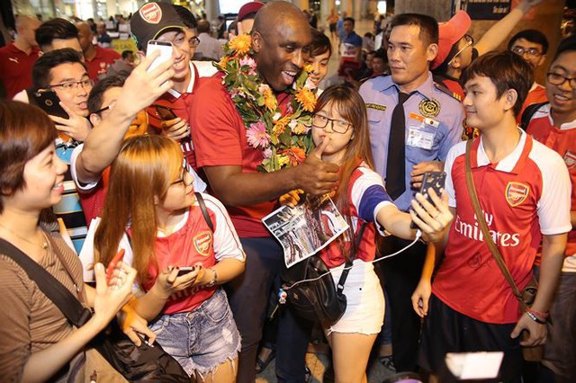 Sol Campbell bất ngờ trước fan hâm mộ TP Hồ Chí Minh - Ảnh 1.