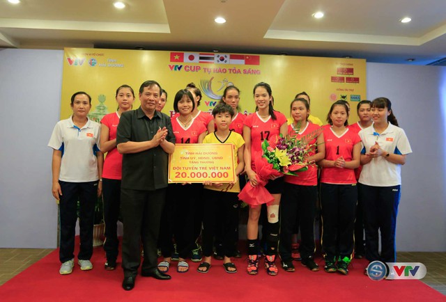 VTV Cup Tôn Hoa Sen 2017: 2 ĐT bóng chuyền nữ Việt Nam nhận sự động viên từ BTC - Ảnh 1.