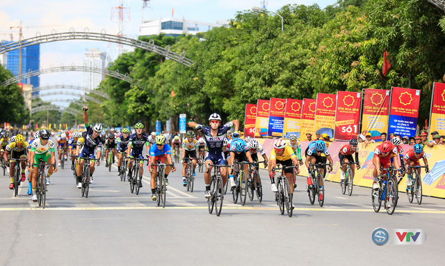 ẢNH: Những khoảnh khắc ấn tượng chặng 4 Giải xe đạp quốc tế VTV Cúp Tôn Hoa Sen 2017 - Đua vòng quanh Quảng trường Hồ Chí Minh  - Ảnh 12.