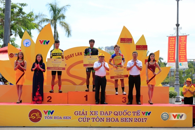 ẢNH: Những khoảnh khắc ấn tượng chặng 4 Giải xe đạp quốc tế VTV Cúp Tôn Hoa Sen 2017 - Đua vòng quanh Quảng trường Hồ Chí Minh  - Ảnh 14.