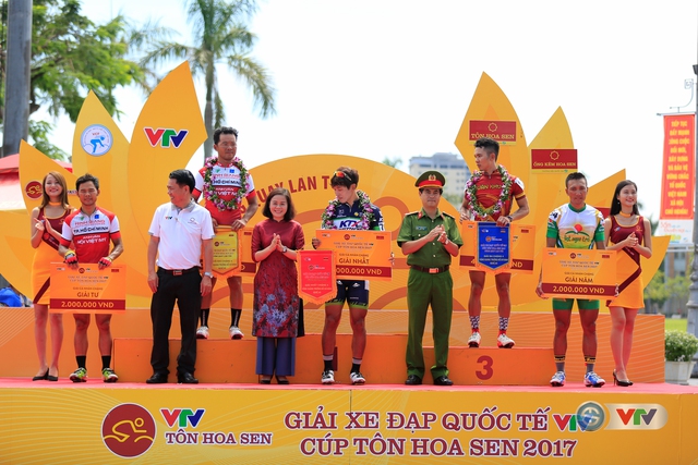 ẢNH: Những khoảnh khắc ấn tượng chặng 4 Giải xe đạp quốc tế VTV Cúp Tôn Hoa Sen 2017 - Đua vòng quanh Quảng trường Hồ Chí Minh  - Ảnh 15.
