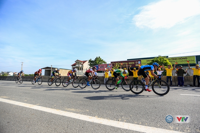 ẢNH: Những khoảnh khắc ấn tượng chặng 5 Giải xe đạp quốc tế VTV Cúp Tôn Hoa Sen 2017, Hà Tĩnh đi Quảng Bình - Ảnh 2.