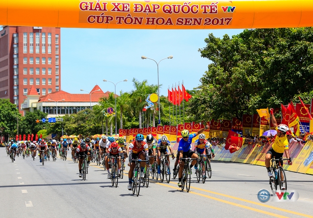 Giải xe đạp quốc tế VTV Cúp Tôn Hoa Sen 2017: Lê Văn Duẩn giành chiến thắng chặng 5 - Ảnh 2.