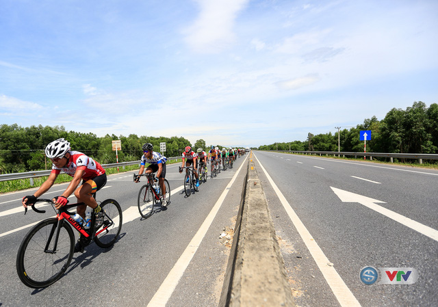 ẢNH: Những khoảnh khắc ấn tượng chặng 6 Giải xe đạp quốc tế VTV Cúp Tôn Hoa Sen 2017, Quảng Bình đi Huế - Ảnh 8.