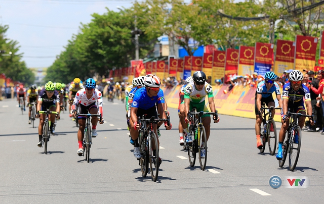 Giải xe đạp quốc tế VTV Cúp Tôn Hoa Sen 2017: Lê Văn Duẩn giành chiến thắng chặng 7 - Ảnh 1.