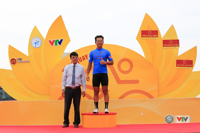 ẢNH: Những khoảnh khắc ấn tượng chặng 12 Giải xe đạp quốc tế VTV Cúp Tôn Hoa Sen 2017 - Ảnh 4.
