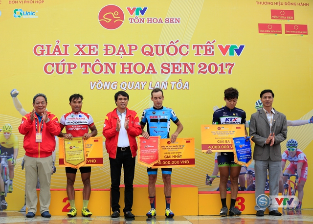 ẢNH: Những khoảnh khắc ấn tượng chặng 12 Giải xe đạp quốc tế VTV Cúp Tôn Hoa Sen 2017 - Ảnh 24.